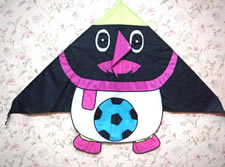 企鹅踢足球系列三角风筝
